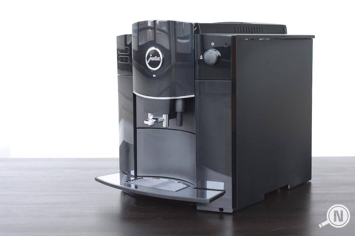 Schwarzer Kaffeevollautomat von rechts vorne