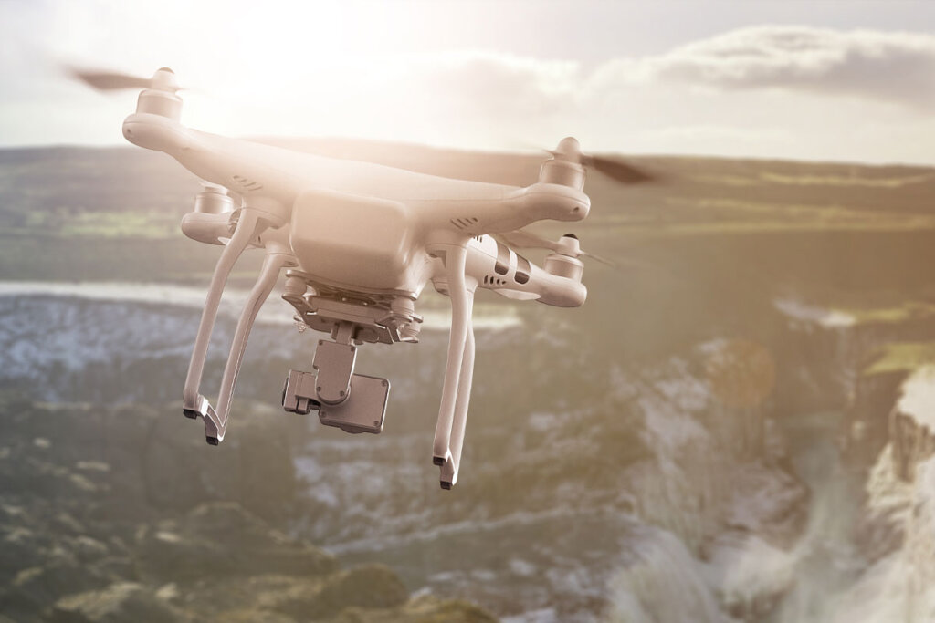 Drohne fliegt über Wasserfall