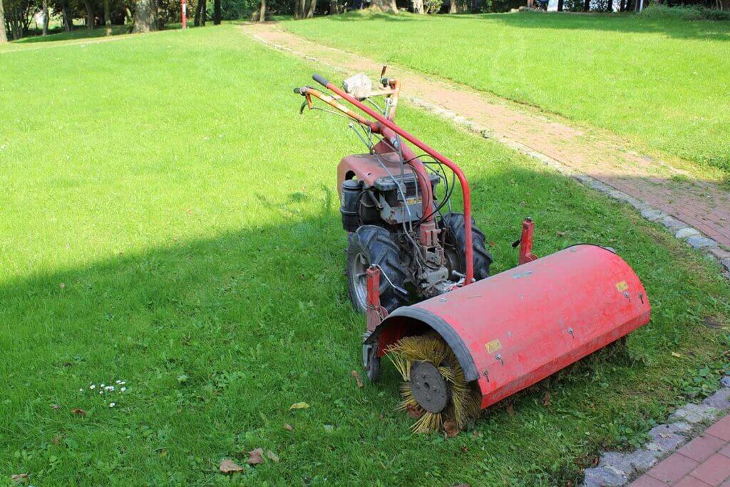 Motorkehrmaschine im Garten