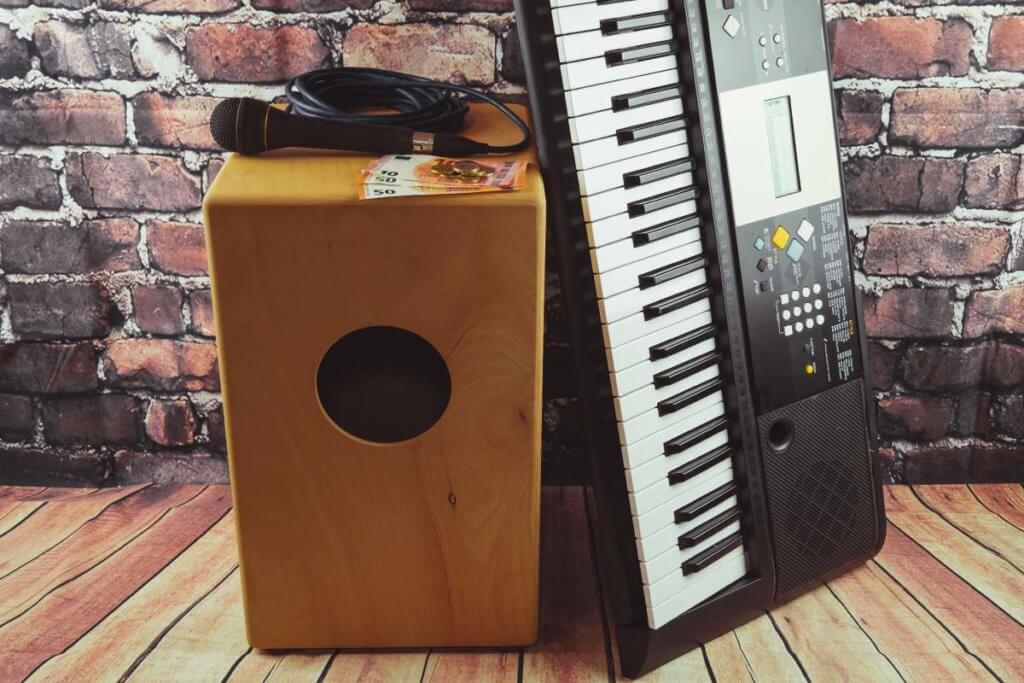 keyboard, cajon, mikrofon