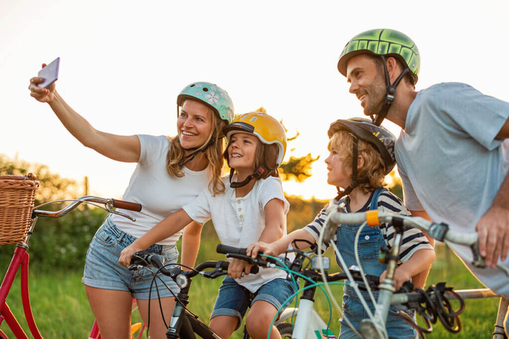 Familie macht beim Fahrradausflug ein Foto