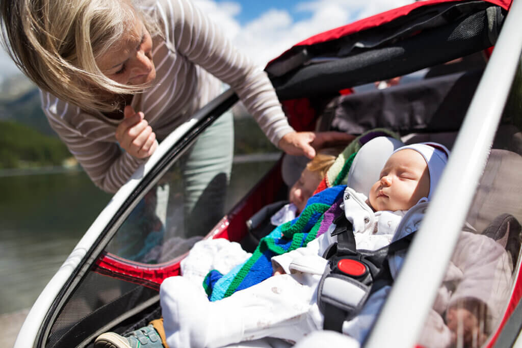 Baby schläft in Fahrradanhänger