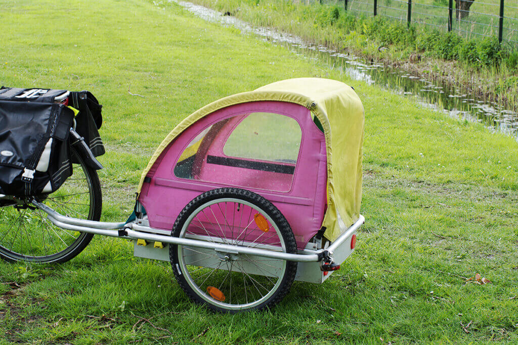 pinker Fahrradanhänger