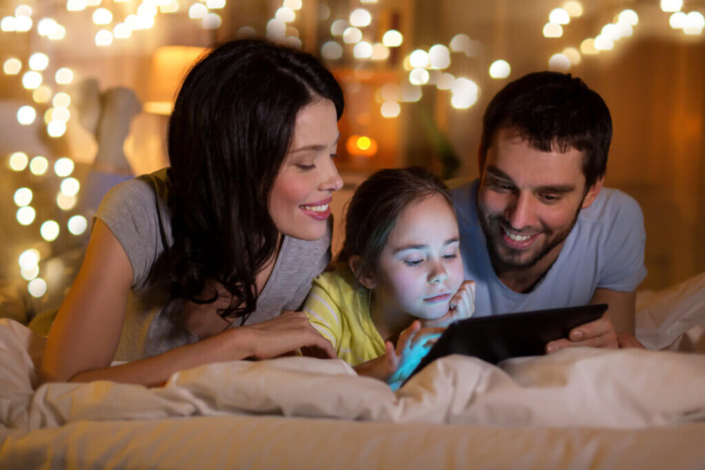 Familie spielt gemeinsam mit Tablet