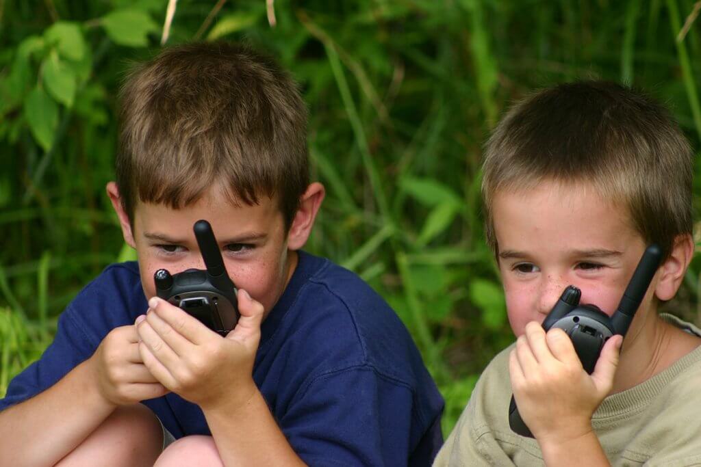 Zwei spielen mit Walkie-Talkies im Freien