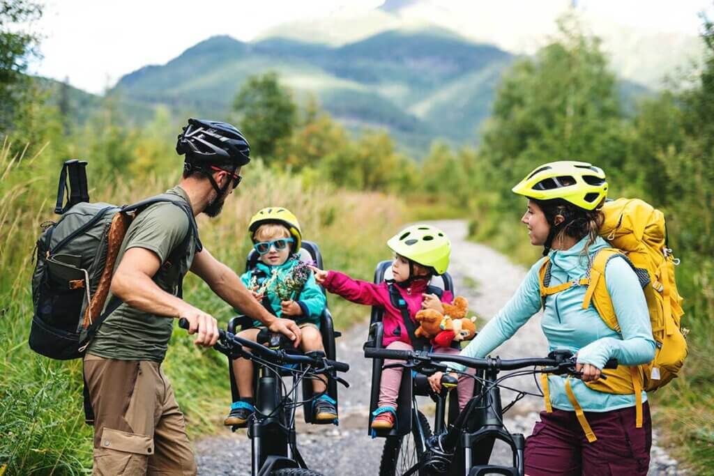 Eltern mit Kinder bei Radtour