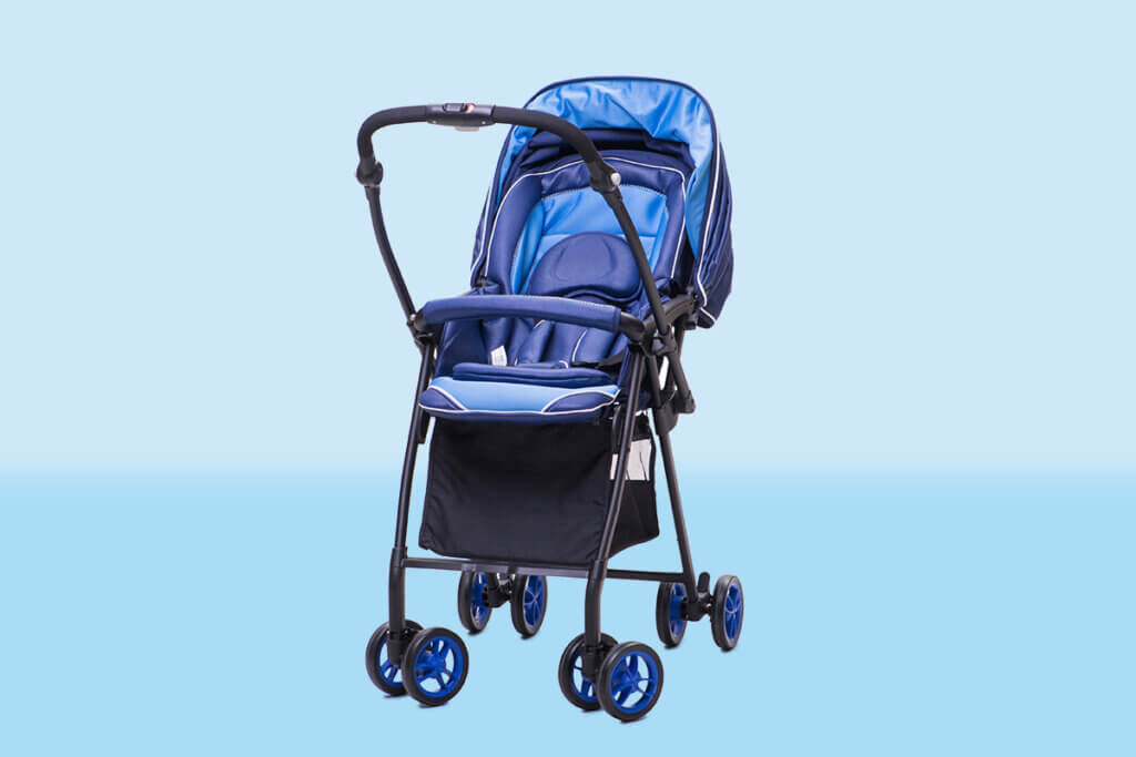 Blauer Kinderwagen auf farbigen Grund