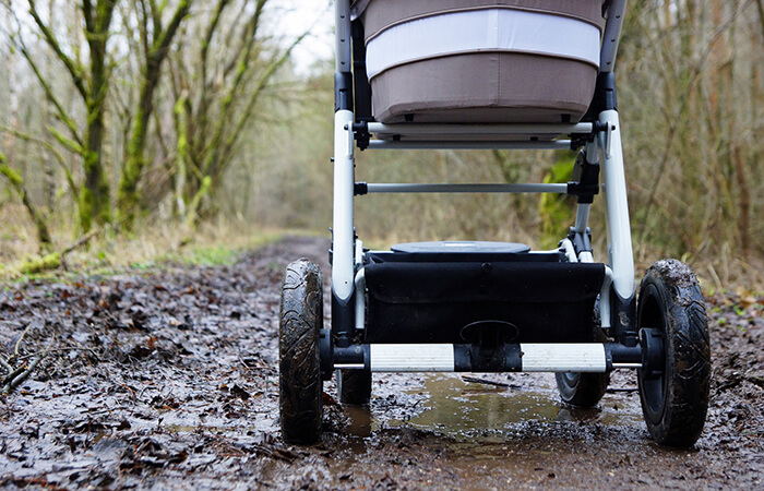 Kinderwagen im Matsch