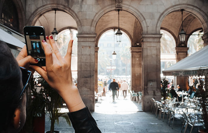 Frau macht Foto mit Smartphone