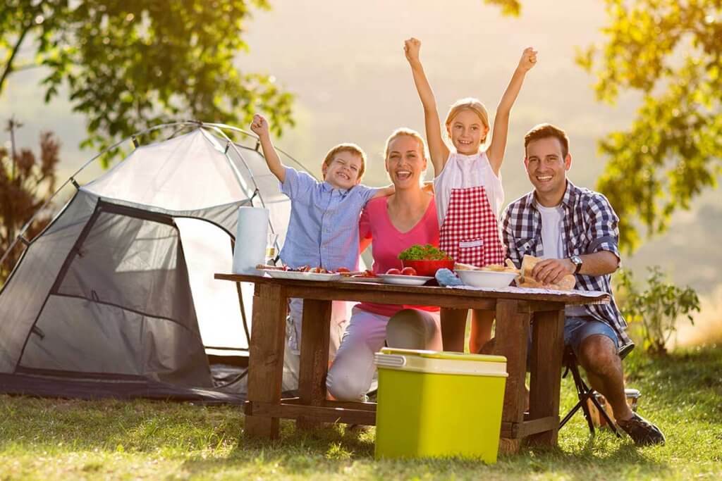 familie_campt_im_wald_mit_kuehlbox