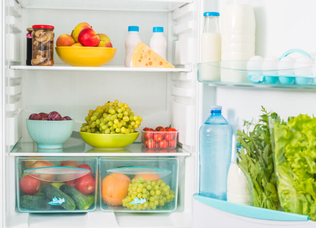 mit Lebensmittel gefüllter Kühlschrank