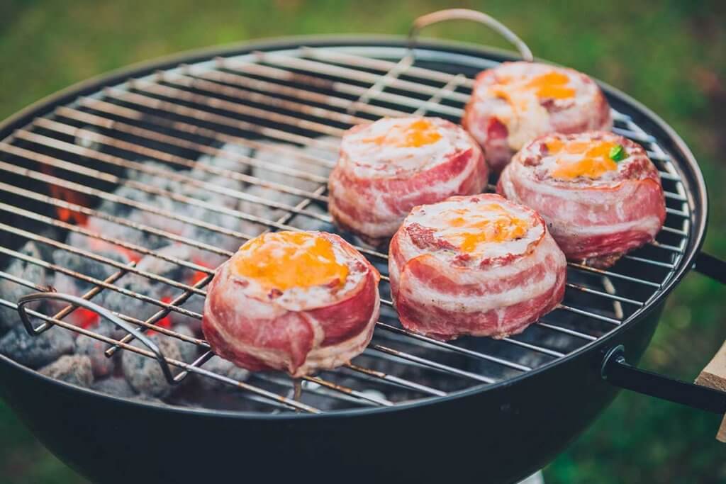 Bacon-Burger auf Kugelgrill