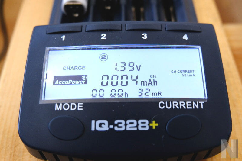 eingeschaltetes Display des Ladegerätes