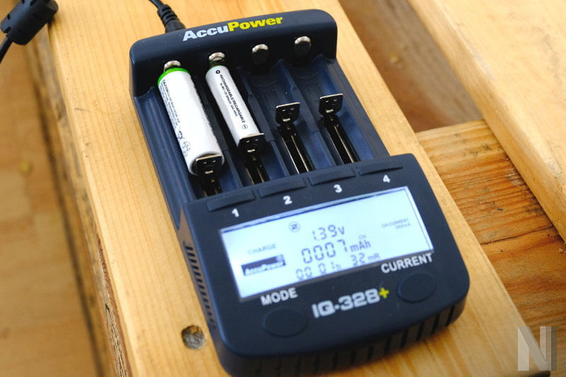 Zwei Akkus in Ladegerät eingesetzt