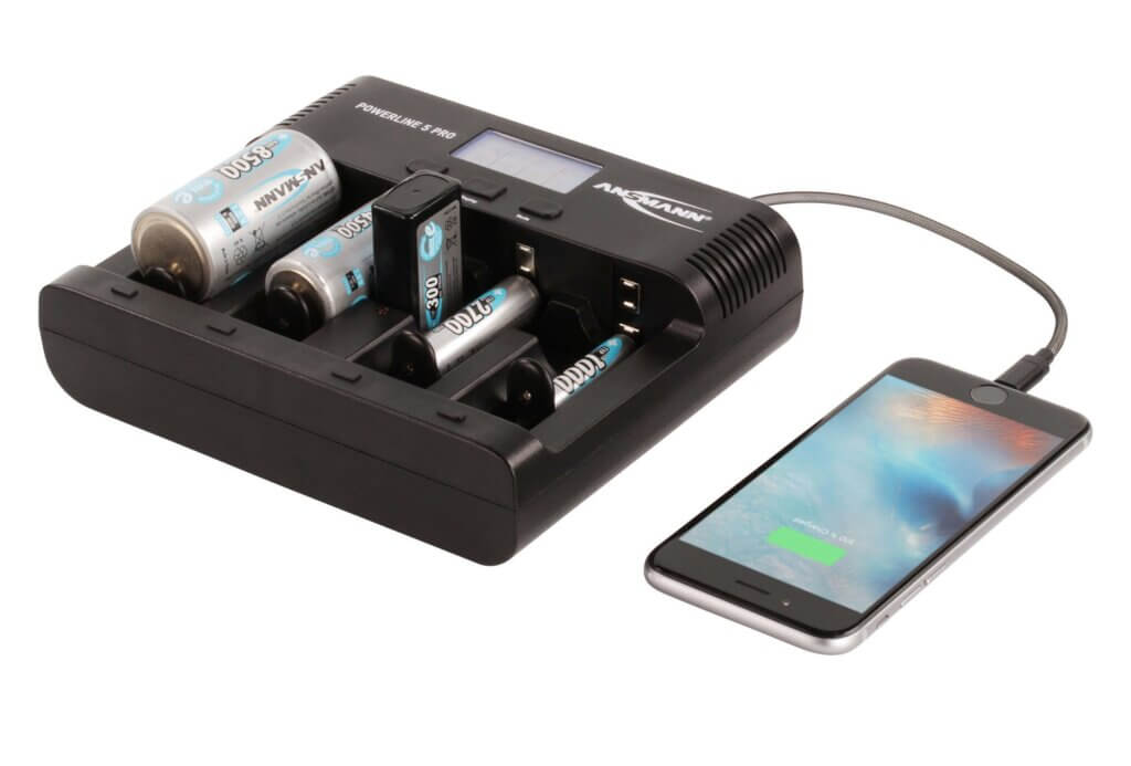 Smartphone wird durch das Ansmann Powerline 5 Pro aufgeladen.