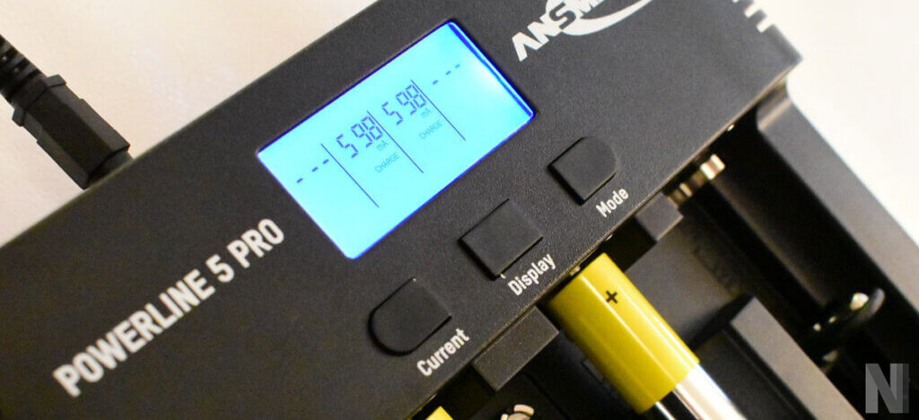 Detailaufnahme von Display und Tasten des Ladegeräts.