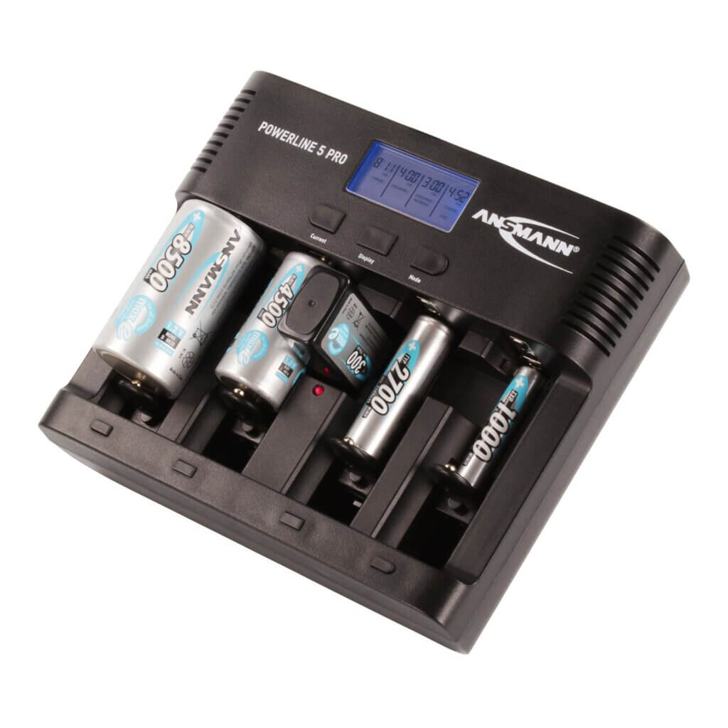 Saemtliche Faecher des Ansmann Powerline 5 Pro mit Batterien befuellt