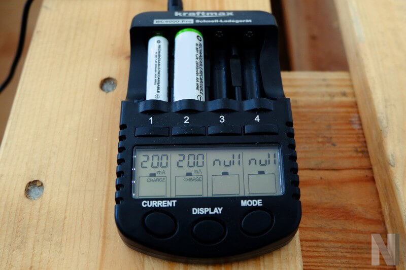 Draufsicht auf Ladegerät mit zwei Akkus.
