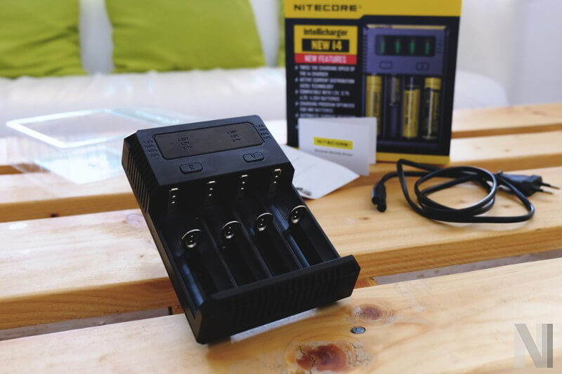 Aufnahme vom Lieferumfang des NiteCore i4