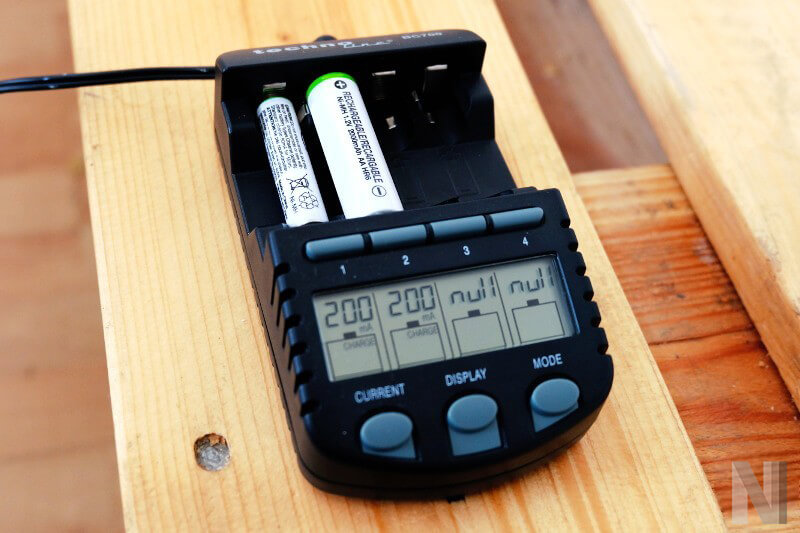 Technoline BC 700 laedt 2 Akkus gleichzeitig auf.