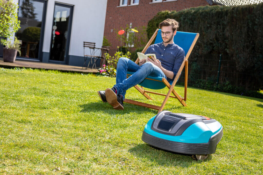 Mann sitzt im Gartenstuhl auf Wiese