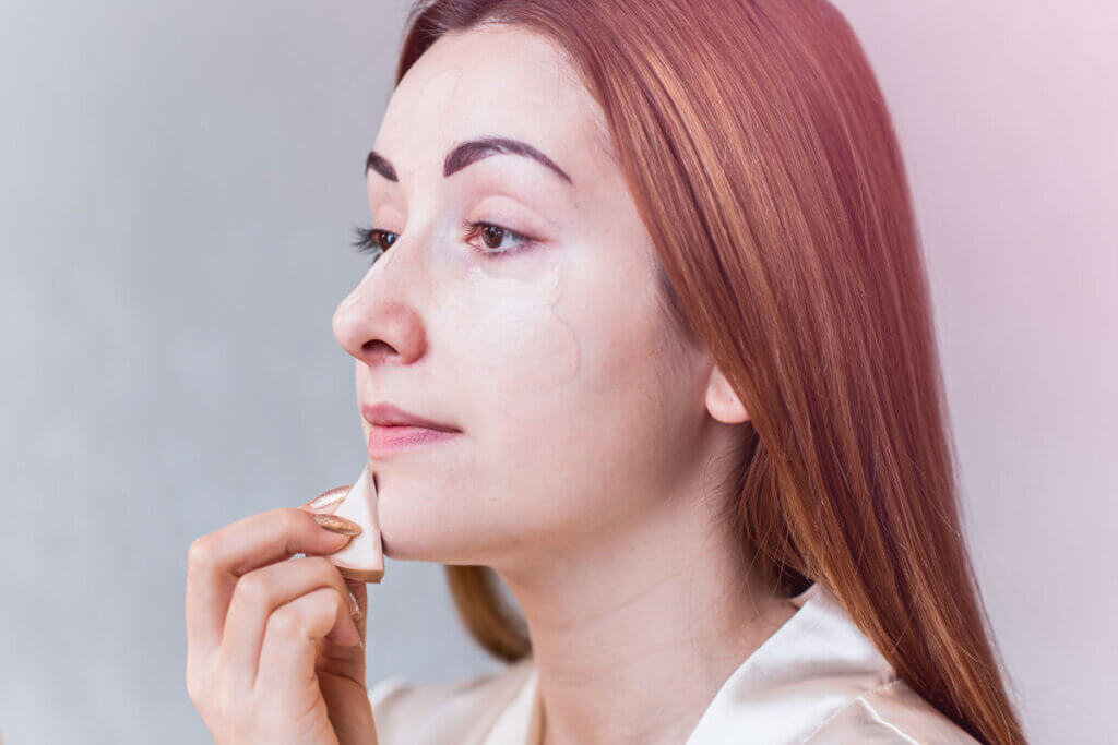 Auftragen von Make-up mit Schwämmchen