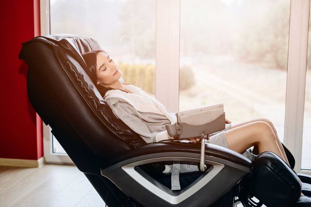 Frau geniesst Massage auf Sessel