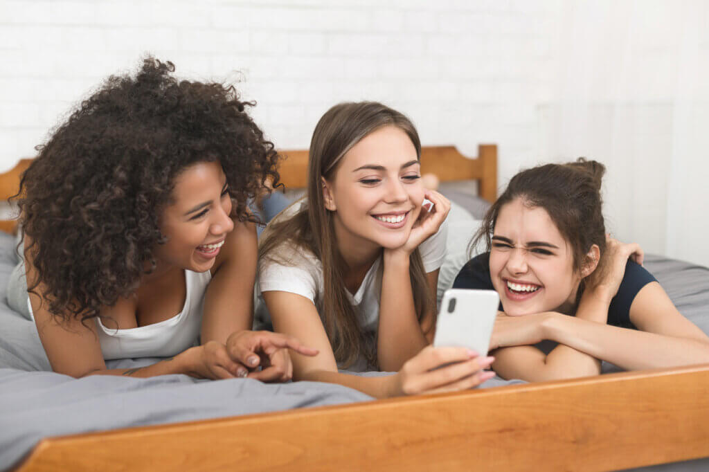 Gruppe Frauen im Bett