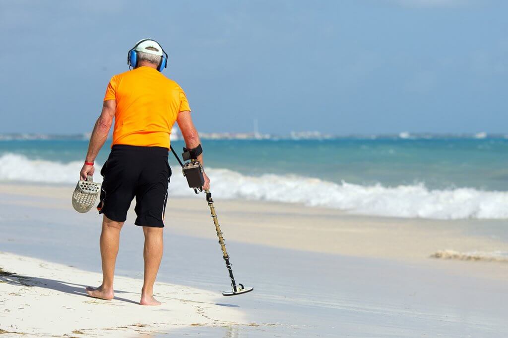 Mann sucht am Strand