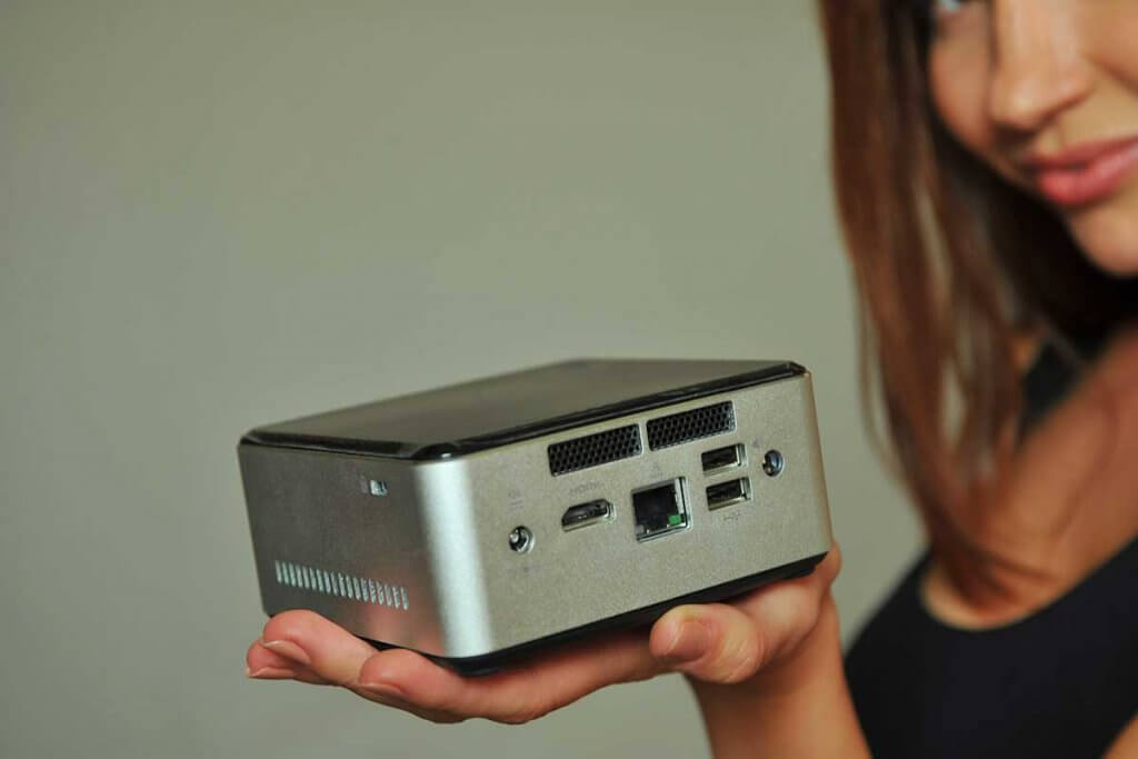 Frau haelt Mini-Computer in einer Hand