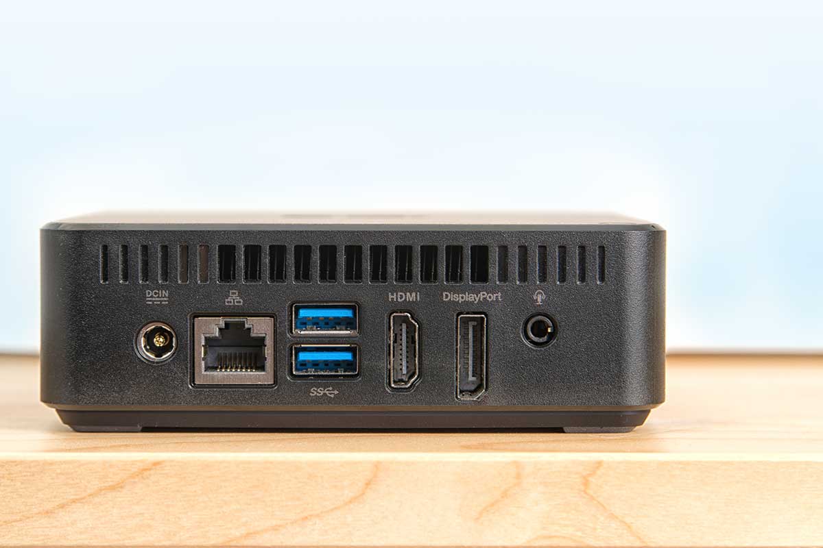 Blick auf die Rueckseite eines Mini-Computers mit verschiedenen Schnittstellen