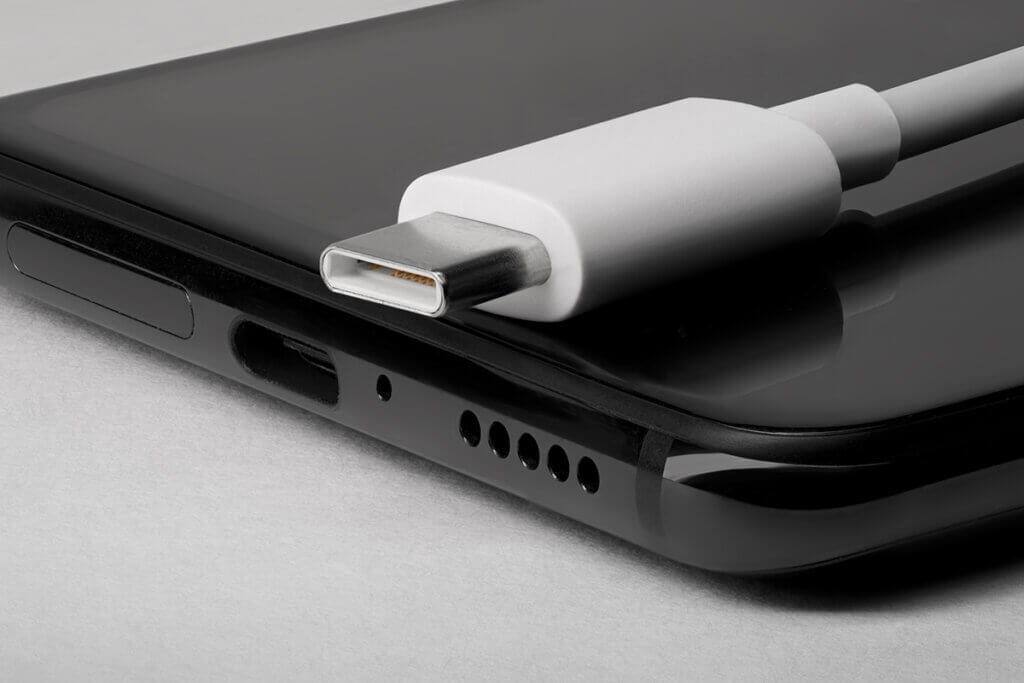 smartphone-unterseite mit usb-c-ladeanschluss sowie zugehörigem kabel