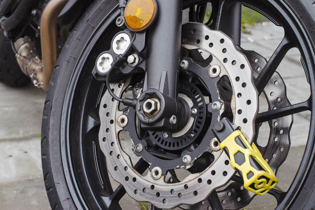 Motorrad mit Bremsscheibenschloss gesichert