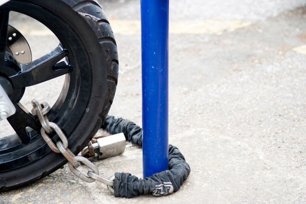 Motorrad mit Kettenschloss gesichert