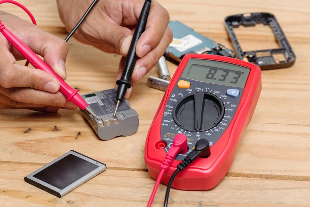 Akku wird mit Multimeter geprüft