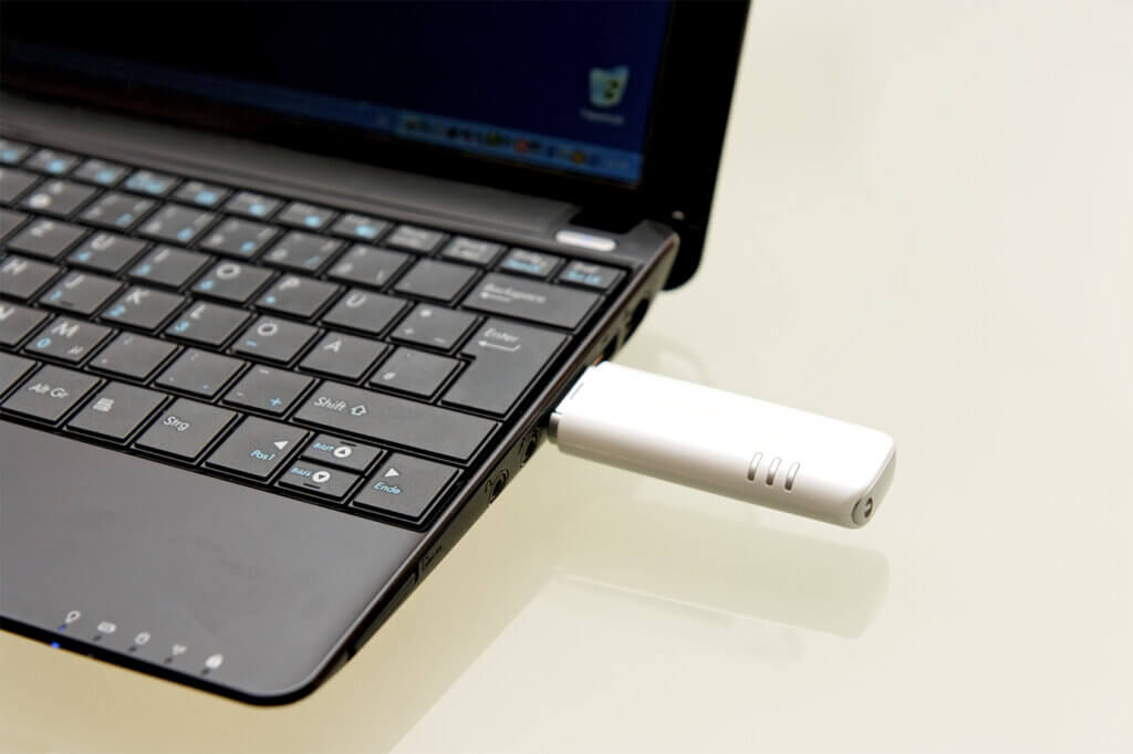 mobiler Internet Stick steckt in Netbook