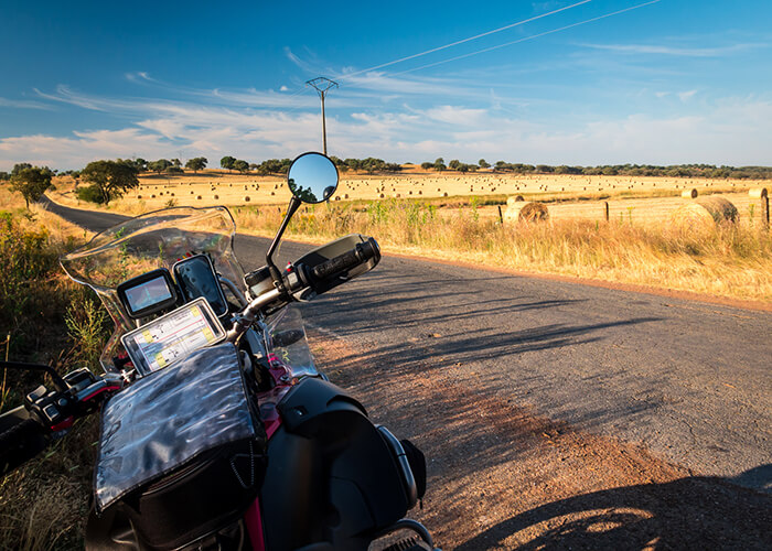 Aufnahme eines geparktes Motorrades mit Navigationssystem an einer Landstrasse