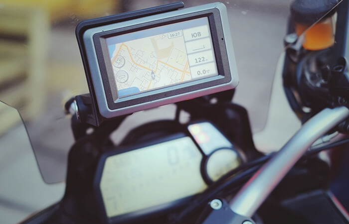 Nahaufnahme eines Motorrad-Navigationsgeraetes