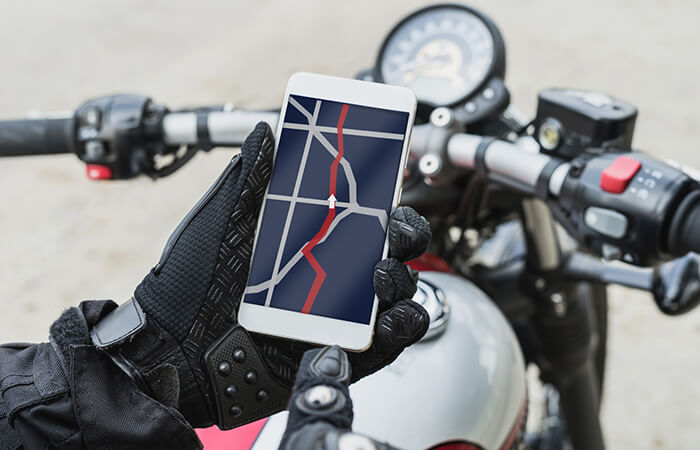 Smartphonenavi in der Hand eines Motorradfahrers