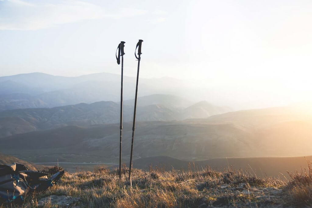 Nordic-Walking-Stöcke auf Berg in Natur