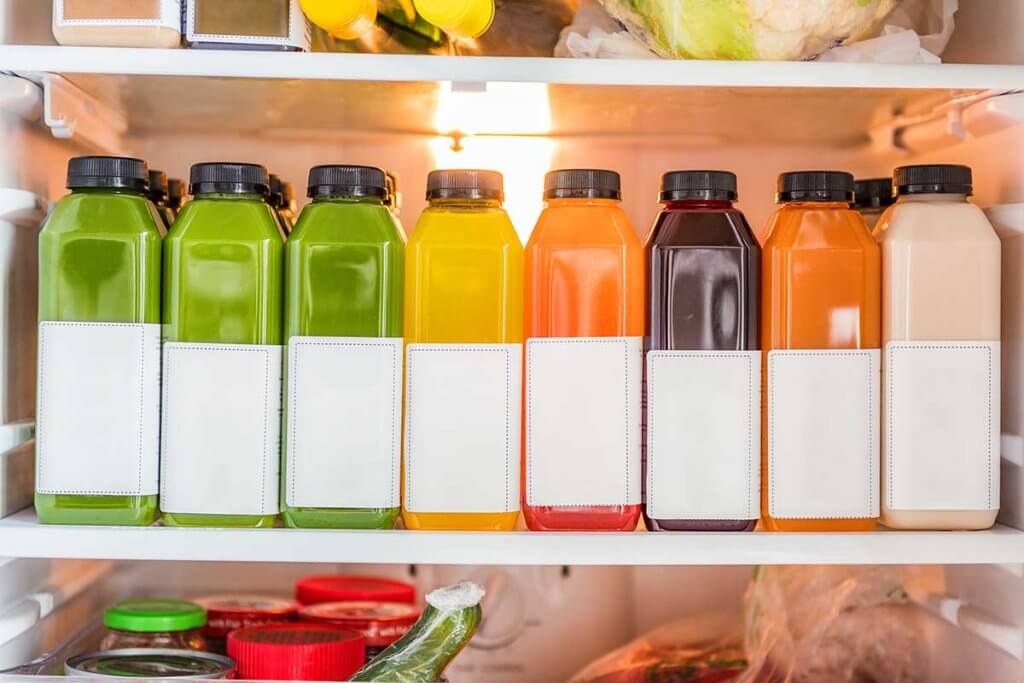 selbstgepresster Saft steht im Kuehlschrank