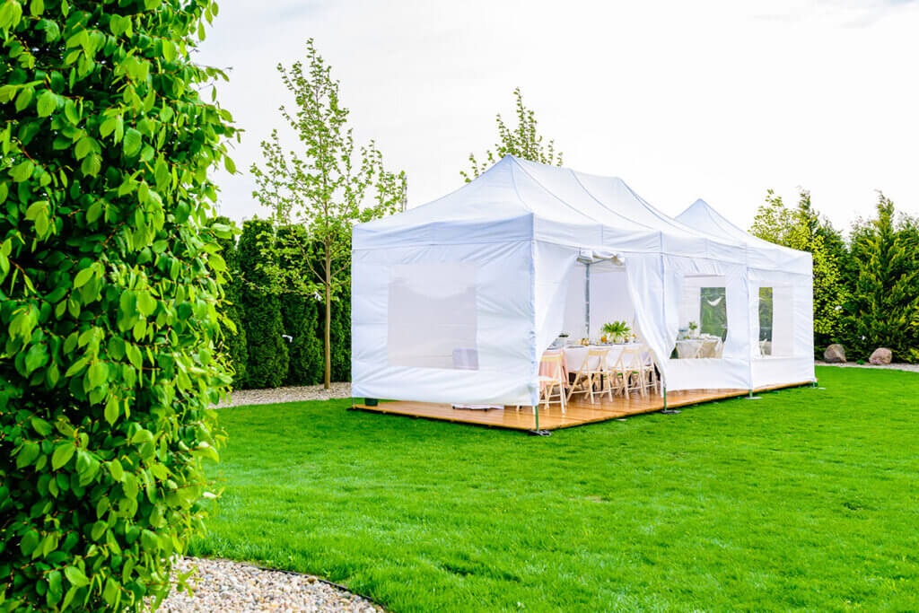 pavillon-zelte_geschmueckt_in_garten_auf_holzboden