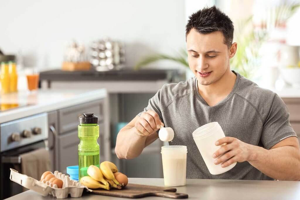 Mann macht sich Proteinshake