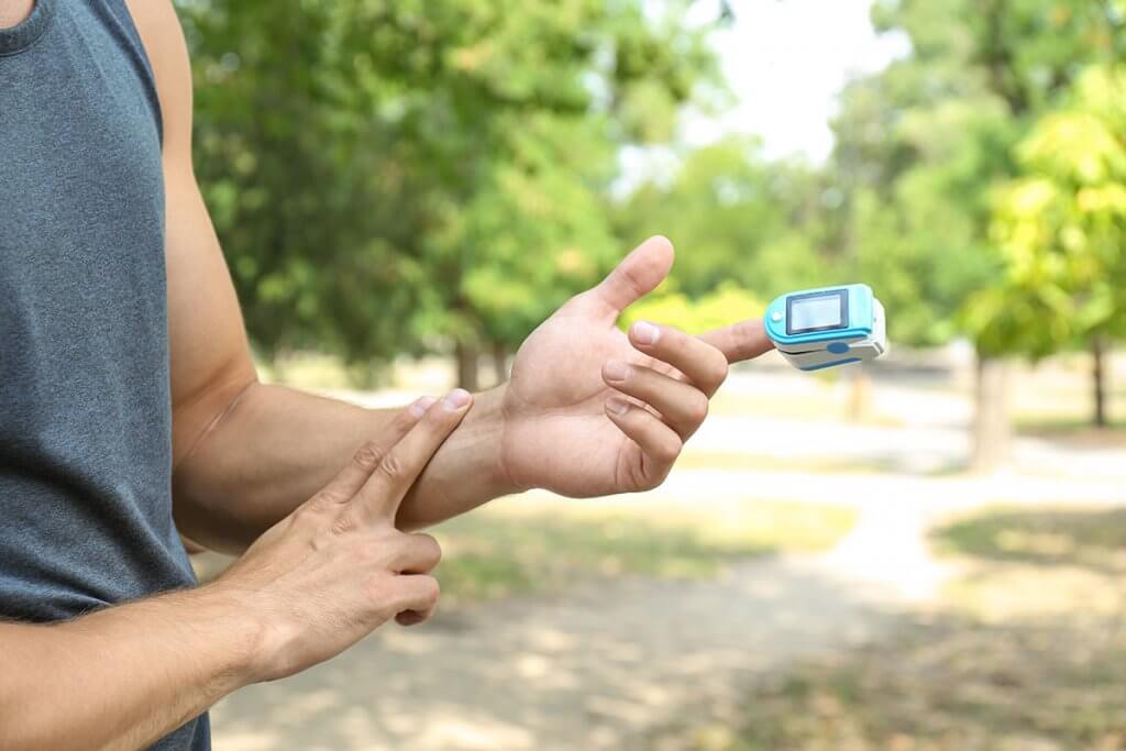 Messung mit Pulsoximeter nach dem Training im Freien