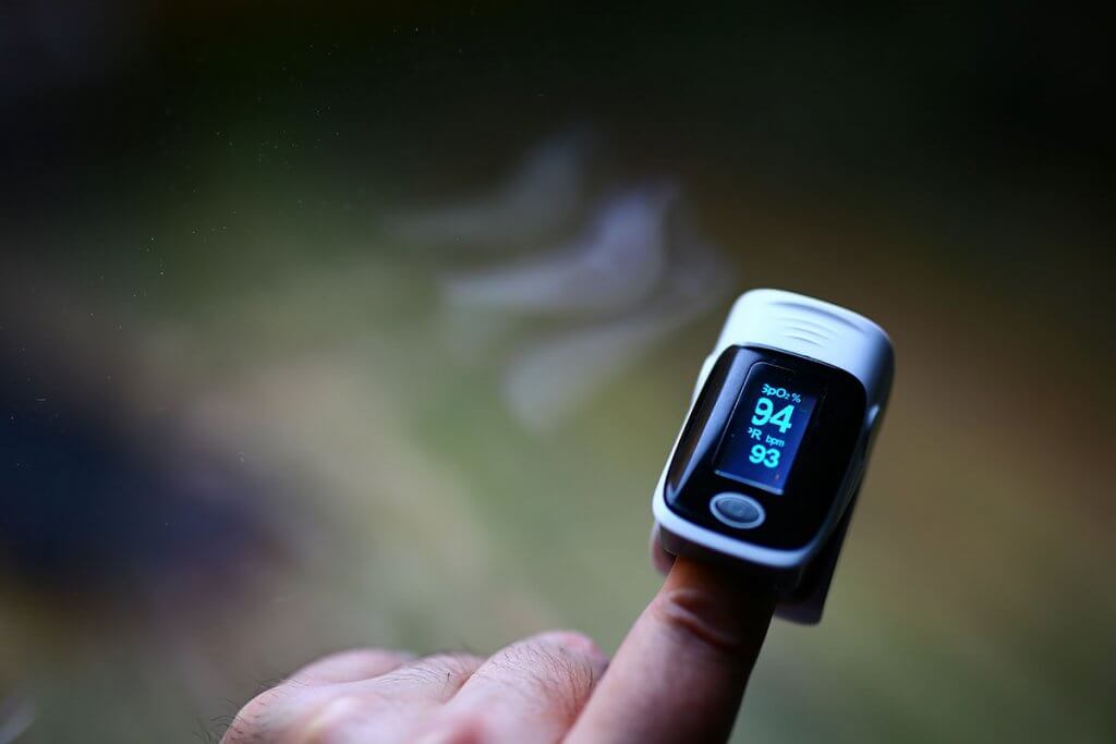 Pulsoximeter misst Sauerstoffsaettigung am Zeigefinger