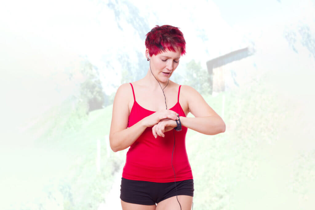 Pulsuhr Frau checkt Puls beim Sport