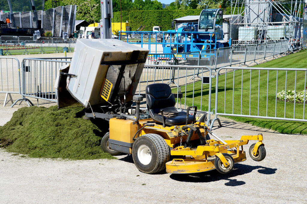 großer Rasentraktor mit automatischer Leerung