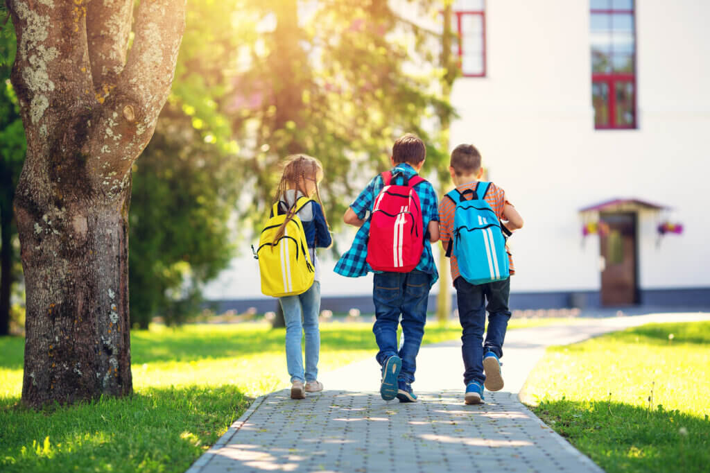 3 Kinder mit Schulrucksäcken