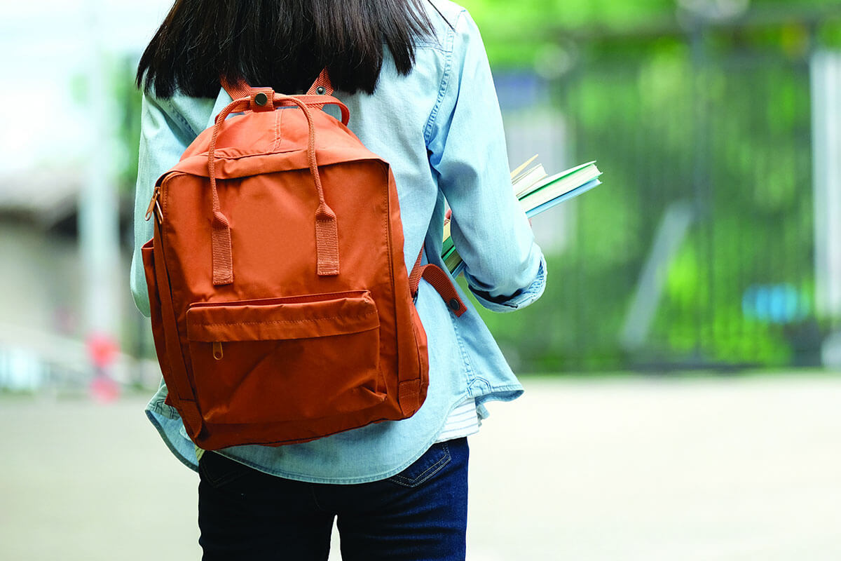 Eine Studentin mit einem Rucksack