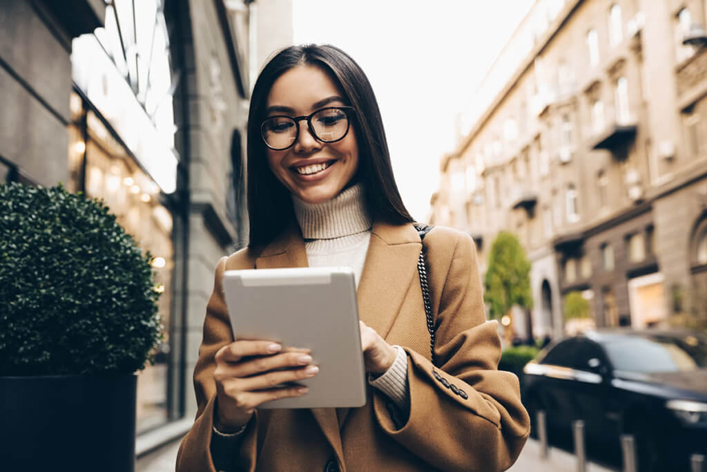 Frau schaut auf Tablet